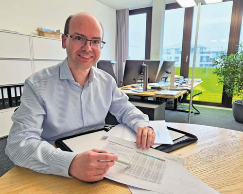Der überladene Schreibtisch hinten